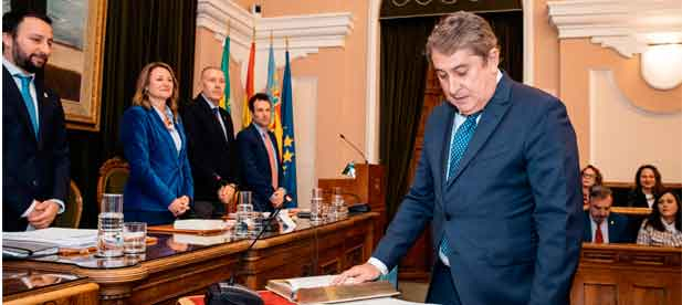 Al inicio del pleno ha tomado posesi&oacute;n Gonzalo Romero como nuevo concejal tras la renuncia de Cristian Ram&iacute;rez como edil. Romero ostentar&aacute; a partir de ahora las competencias en las &aacute;reas de Movilidad, Medio Ambiente y Agricultura en el Ayuntamiento