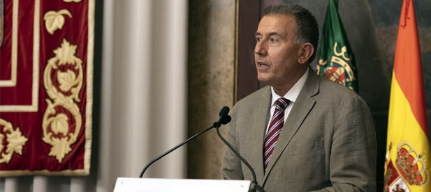 “La incapacidad del PSOE ha dejado a los agricultores sin ayudas durante un año dramático. Hoy el fruto sigue en tierra y las ayudas no existen”, lamenta Sales