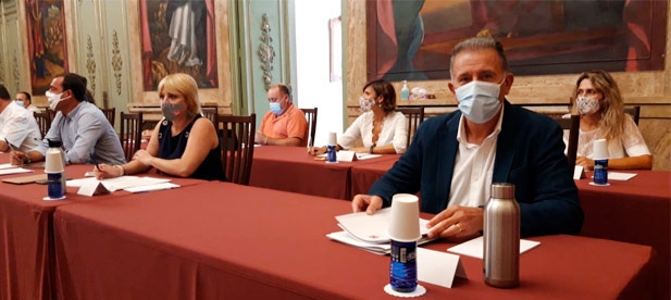 Sales reivindica "la institución útil y al servicio de las familias que creó el PP frente al PSOE que la ha convertido en sucursal bancaria"
