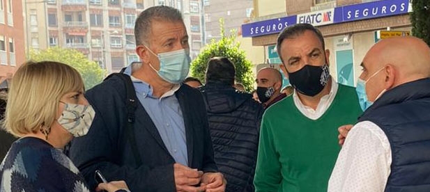 Los populares apoyan la protesta del sector y exigen eximir del pago de la cuota de autónomos a los negocios sin actividad, más liquidez y más bonificaciones para superar esta grave situación