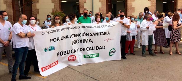 El cierre de recursos vitales como la cámara hiperbárica, la falta de inversión, el despido de 563 profesionales y el bloqueo del Plan de Igualdad provocan protestas entre los sanitarios