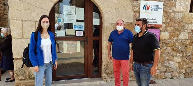 Sara Escrig, alcaldesa de Benafigos, reclama la restitución del servicio “para mis vecinos”. “El interior no tiene por qué sufrir recortes que, en este caso, son vitales”