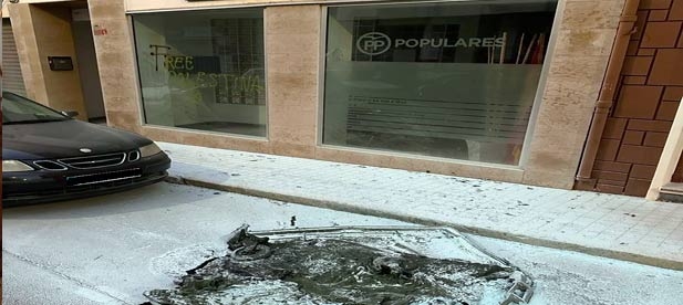 El presidente local del PP en la Vall, Óscar Clavell, denuncia los hechos y lamenta que "la violencia sea la única vía de expresión para unos pocos"