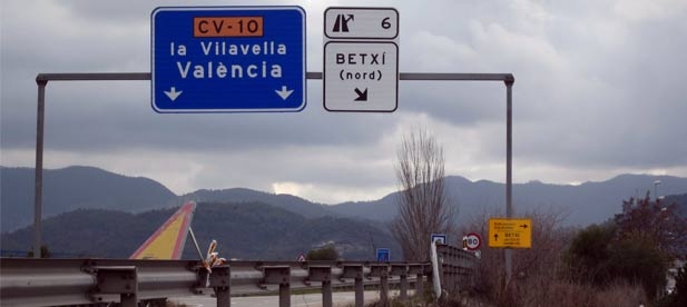 El pequeño cartel amarillo en la CV-10 indica el desvío por las obras.