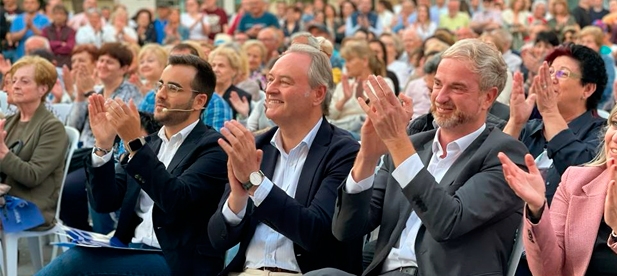 El alcaldable considera "prioritario" un "nuevo modelo de gestión basado en la escucha activa". "El consistorio debe volver a ser la casa del pueblo y los vecinos deben volver a sentir que sus opiniones cuentan". 
