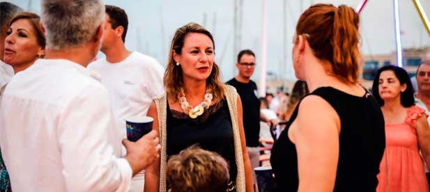 La alcaldesa Begoña Carrasco, durante su visita al Sol Market en el Grao, junto a la emblemática noria gigante.