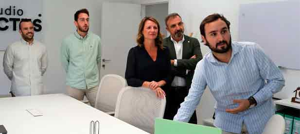 La alcaldesa resalta "la buena evoluci&oacute;n de los datos del empleo en la ciudad que en este pasado mes de abril nos sit&uacute;a en cifras de 2008 en cuanto a tasa de paro, por debajo del 9,3%, y r&eacute;cord de afiliaci&oacute;n de personas en la Seguridad Social"