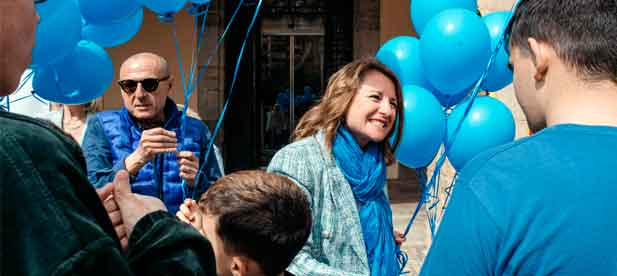 Durante el acto celebrado en la plaza Mayor tambi&eacute;n se ha dado lectura al manifiesto con motivo de esta jornada y se ha realizado un lanzamiento de globos azules como gesto de apoyo y sensibilizaci&oacute;n