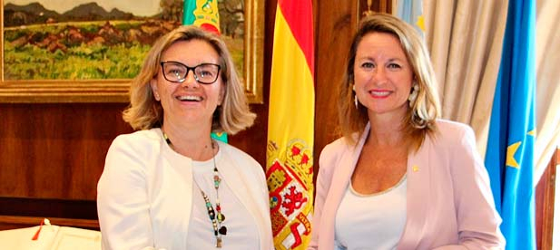 La alcaldesa Begoña Carrasco recibe a Alicia Aragonés, nueva tesorera del Ayuntamiento, en su primer encuentro institucional en el despacho de Alcaldía