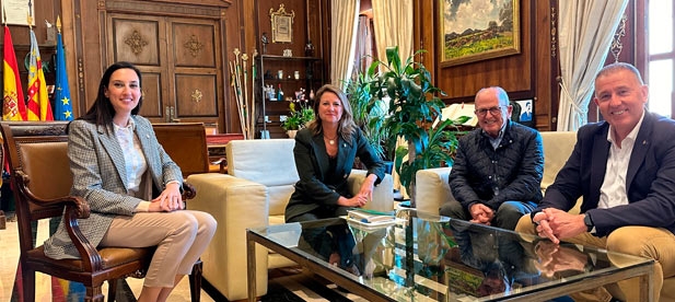 La alcaldesa insiste en "poder hacer uso de la riqueza que supone para nuestra ciudad el bilingüismo, pudiéndonos expresar en libertad y en cualquier ámbito tanto en valencià como en castellano"