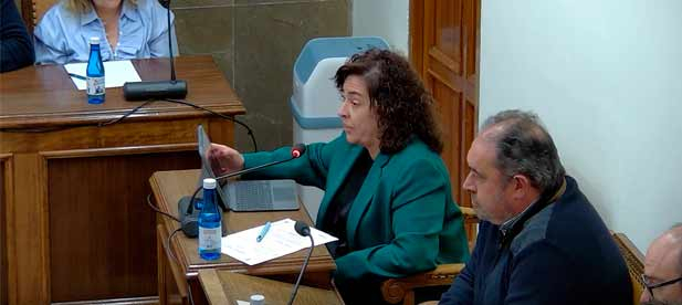 Marisa Torlà, portavoz del PP en Vilafamés, apela a la responsabilidad de los dos grupos políticos. “A nuestro pueblo le iría mejor si en lugar de criticar lo que se hacía hace una década se dedicaran a dar soluciones a los problemas actuales”
