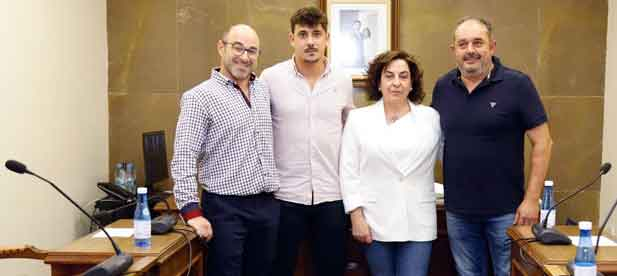 Con cinco concejales en el equipo de gobierno con una dedicaci&oacute;n parcial del 50% y 23.000 euros cada uno, Torl&agrave; lamenta que PSOE y Comprom&iacute;s hayan &ldquo;venido para cobrar y no para trabajar&rdquo;. &ldquo;Su proyecto es el de la destrucci&oacute;n de nuestro municipio&rdquo;