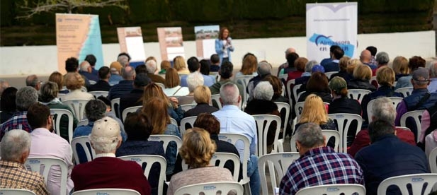 Tormo: "La playa será lo que entre todos decidamos". "Este proyecto nace de las sugerencias, ideas y propuestas que nos han transmitido los vecinos y se presenta con el objetivo de ser una realidad."