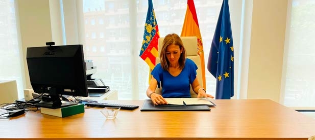 María Tormo se entrevista con los técnicos de la casa, recibe las primeras visitas de vecinos y establece agenda de objetivos. "Nos ponemos las zapatillas para trabajar por todo lo que necesita nuestro pueblo"
