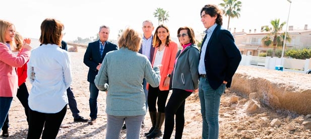 La candidata desgrana la "necesidad" de dotar a la playa "de una instalación capaz de sumar un conjunto de servicios.