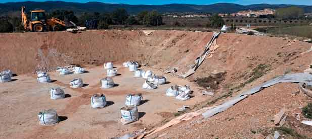 El proyecto, que ejecuta Tragsa desde el pasado noviembre, est&aacute; previsto que est&eacute; operativo antes del verano. "La inversi&oacute;n nos va a permitir que frente a un hipot&eacute;tico fuego exista un acopio suficiente de agua en el que poder hacer recargas"