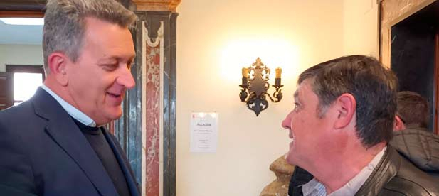 El primer edil de esta localidad de poco más de 100 habitantes que multiplica su censo llegado el verano asegura que desde el ayuntamiento "trabajamos para dar servicios que permitan que las familias creen hogares los 365 días del año"