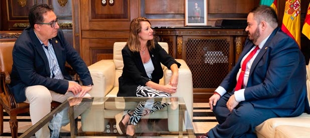 La alcaldesa, Begoña Carrasco, y el concejal de Participación Ciudadana, Modernización y Transparencia, Paco Cabañero, han mantenido un encuentro con el Director General de Transparencia y Participación, José Salvador Tárrega