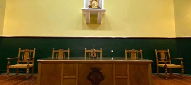 Plantón del gobierno municipal de Amparo Marco a los vecinos en la Cámara a Agraria, donde se les había convocado para explicarles el proyecto de peatonalización de la Avda del Lledó.
