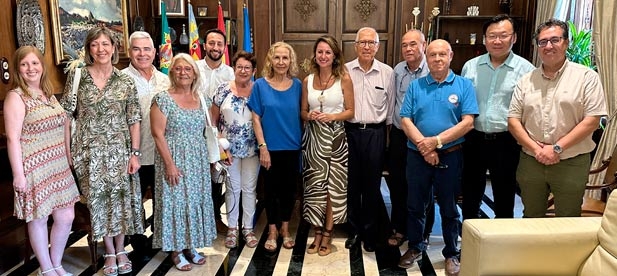 Carrasco se ha comprometido a estudiar la posibilidad de que los vehículos puedan cruzar de manera transversal la avenida de Lidón, desde las calles que han quedado en ‘cul de sac’, tal y como solicita la asociación de vecinos Rafalafena.