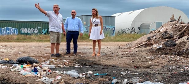 Carrasco: "Los vecinos llevan meses soportando los malos olores y las ratas de gran tamaño que campan a sus anchas entre basura de todo tipo que se acumula en este vertedero municipal ilegal"