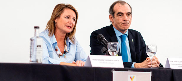 La alcaldesa de Castellón, Begoña Carrasco, junto al presidente de la Asociación de Víctimas del Terrorismo, José Manuel Sánchez, durante el acto inaugural de las XVI Jornadas de la AVT en Castellón