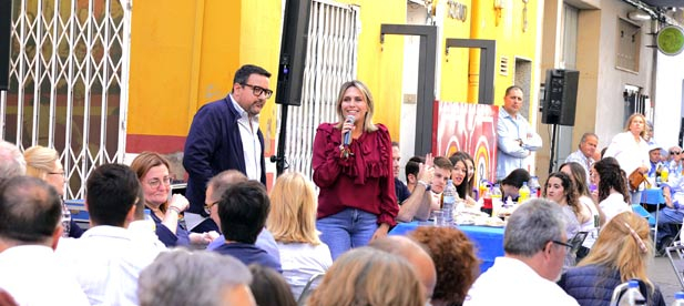 Junto al portavoz del PP y presidente local, Adrián Casabó, Marta Barrachina reivindica “la gestión y soluciones que aporta el Partido Popular”