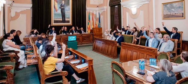 La alcaldesa, ha calificado de "justicia poética" esta aprobación por parte de la última presidenta electa de la Junta de Festes, que ahora ocupa el cargo de concejala de Fiestas