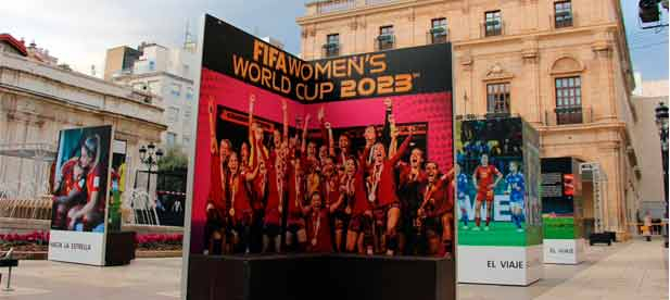 Hurtado ha destacado que "sobrecogidos por lo sucedido en Adamuz, que ha impactado a toda la ciudad, y desde el respeto a todas las personas afectadas, hemos querido retrasar la apertura de la Fan Zone al jueves