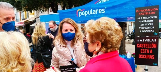 "La alcaldesa se ha gastado 10,5 millones en el cambio de luz y Castellón está a oscuras”, denuncia la presidenta del PP Local, Begoña Carrasco, en la campaña #A2Velas, cada sábado en la plaza de la Pescadería. 