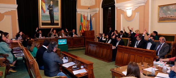 Castellón recupere su topónimo bilingüe “Castellón de la Plana” y “Castelló de la Plana”, con lo votos favorables del equipo de gobierno y los votos en contra de Compromís y el Partido Socialista.