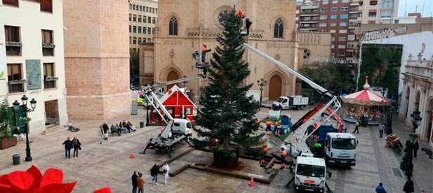 Un árbol de 12 metros de altura en la Plaza Mayor da la bienvenida a la Navidad y la prestigiosa Scorcia Big Band Boom con 17 músicos sobre el escenario pondrán el toque musical.