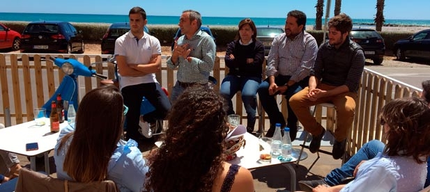 El candidato a presidir el PP de Castellón en el próximo congreso de Peñíscola, Miguel Barrachina, se ha reunido hoy con los jóvenes del PP de la provincia para recoger sus propuestas