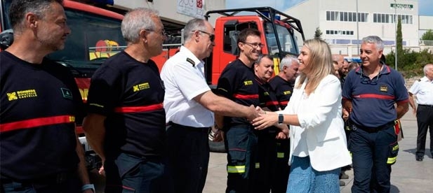 La presidenta de la Diputación, Marta Barrachina, y los diputados David Vicente y Sergio Fornás visitan el parque de bomberos del Alto Palancia