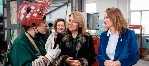 La primera edila resalta "los buenos datos para el empleo en Castellón "con una tasa del 9,6% de paro y récord de afiliaciones a la Seguridad Social que llega a las 104.833 personas afiliadas, la cifra más alta desde que se tienen registros, en 2003" La primera edila resalta "los buenos datos para el empleo en Castellón "con una tasa del 9,6% de paro y récord de afiliaciones a la Seguridad Social que llega a las 104.833 personas afiliadas, la cifra más alta desde que se tienen registros, en 2003"