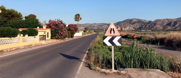 La carretera es una de las más utilizadas por vehículos y vecinos por unir la CV-149, el camí Serradal y la avenida Ferrandis Salvador, y presenta problemas de seguridad.