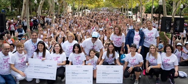 La presidenta de la Diputación de Castellón, Marta Barrachina, y la diputada de Bienestar Social, Marisa Torlà, participan en la IX Marcha contra el cáncer de mama 'Un Paseo por la Vida'