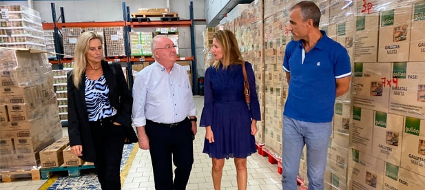La portavoz del Partido Popular en el Ayuntamiento de Castellón, Begoña Carrasco, ha visitado la nave de la carretera de Borriol, donde se ha reunido con el presidente Santiago Miralles.