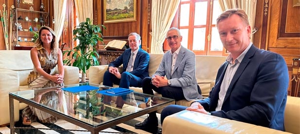 La alcaldesa de Castellón, Begoña Carrasco, se ha reunido con el presidente de UBE Corporation Europe, Bruno De Bièvre.
