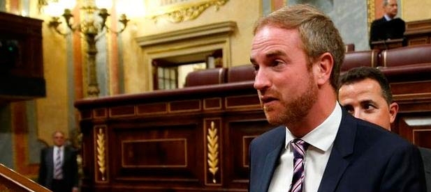 Oscar Clavell: "Es vergonzoso que un partido como el PSOE pida respeto cuando se insulta al Jefe del Estado y baje la cabeza ante el chantaje que ERC airea"