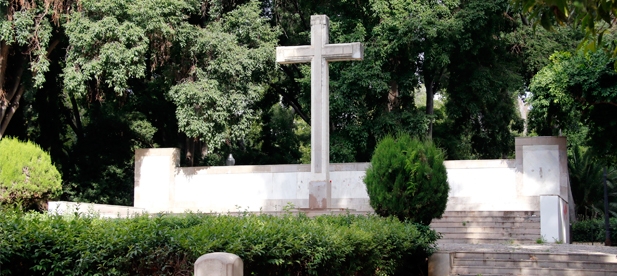 La Cruz del Ribalta es un monumento que fue resignificado en el año 1979 por acuerdo plenario para homenajear a todas las víctimas de la violencia y, desprovisto desde hace 43 años de cualquier connotación franquista"