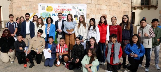Un total de 21 alumnos de 8 colegios de Castellón han leído en 11 idiomas los derechos de los niños en un acto celebrado en la plaza Mayor.