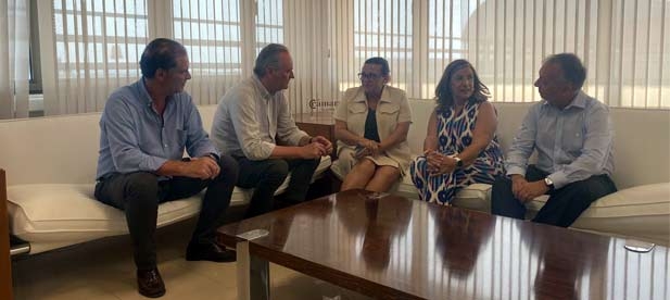 El líder de la candidatura del PP al Congreso se entrevista con la presidenta de la Cámara de Comercio de Castellón, Lola Guillamón, para abordar diversos temas.