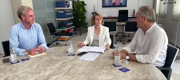 El candidato del Partido Popular al Congreso de los Diputados, Alberto Fabra, se ha entrevistado con la rectora de la Universitat Jaume I, Eva Alcón
