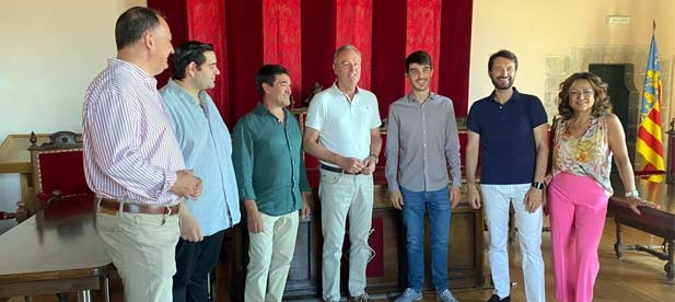 Alberto Fabra se reúne con Jesús Ortí, portavoz y presidente local de Morella, así como con concejales del PP en la localidad que le presentan al alcalde, Bernabé Sangüesa.