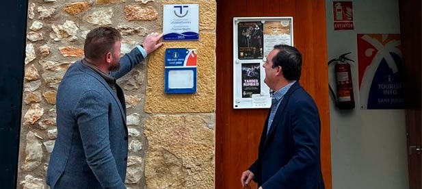 El alcalde y el representante de la Diputación han visitado también la oficia de turismo de Sant Jordi