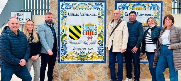 Iván Sánchez inaugura un mosaico pintado dentro de los actos de conmemoración del 20 aniversario con el municipio francés