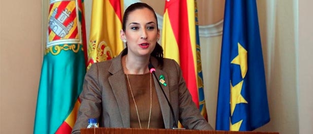 María España: "A la hora de cobrar impuestos no hay ni un día de retraso, sin embargo, cuando quien tiene que pagar es este gobierno municipal la cosa cambia."