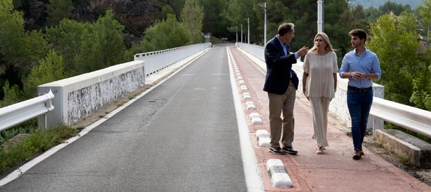 La presidenta de la Diputación de Castellón visita el municipio de la comarca del Alto Mijares junto al secretario autonómico de Infraestructuras para recoger y atender sus demandas y necesidades