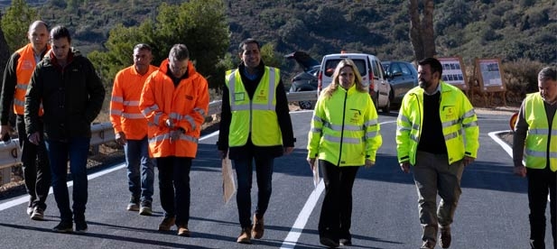 La presidenta de la Diputación de Castellón visita las obras que se están acometiendo en la carretera en el término municipal de Benafigos